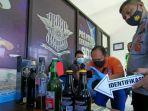 polisi-mengamankan-barang-bukti-sejumlah-botol-minuman-keras-dari-dalam-mobil-honda-brio.jpg