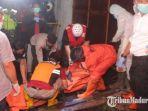 polisi-mengangkat-mayat-korban-dari-saluran-air-untuk-dibawa-ke-rsud-mardi-waluyo-kota-blitar.jpg