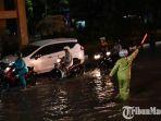 polisi-mengatur-lalu-lintas-di-jalan-mayjen-sungkono.jpg
