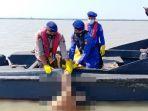 polisi-saat-mengangkat-jasad-laki-laki-tanpa-identitas-di-perairan-gresik.jpg