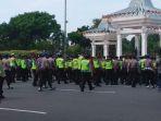 polrestabes-surabaya-melakukan-pengamanan-di-tugu-pahlawan.jpg