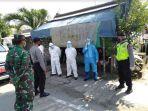 polsek-jenu-bersama-tim-medis-mengevakuasi-penemuan-mayat-di-kontrakan.jpg