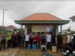 polsek-tamberu-kepala-desa-bangsereh-memulai-penyemprotan-disinfektan.jpg