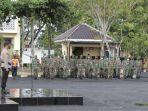 proses-apel-pasukan-operasi-ketupat-semeru-2021-di-halaman-mapolres-sampang-rabu-552021.jpg