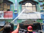 proses-pembasahan-kebakaran-di-pasar-larangan.jpg