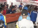 proses-pemindahan-peti-janazah-ke-ambulance-korban-perahu-km-arim-jaya.jpg