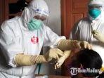 proses-pengambilan-sampel-untuk-swab-test-bagi-warga-yang-hasil-rapid-testnya-reaktif.jpg