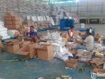 proses-pengepakan-di-gudang-tempat-penyimpanan-logistik-pemilu.jpg