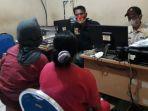 psk-berkerudung-diamankan-satpol-pp-pamekasan-sering-main-bareng-pria-hidung-belang.jpg