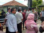puluhan-orang-yang-mengatasnamakan-wali-murid-mendatangi-lembaga-nurul-hikmah-pamekasan.jpg