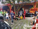 puluhan-warga-menunggu-di-halaman-klenteng-eng-an-kiong-malang-untuk-mendapatkan-sembako-dan-angpao.jpg