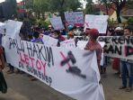 ratusan-massa-demo-di-kantor-bupati-sumenep-persoalkan-pelantikan-kades-matanaair-sumenep.jpg