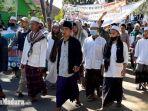 ratusan-orang-dari-berbagai-ormas-ketika-melakukan-unjuk-rasa-di-depan-kantor-dprd-pamekasan.jpg