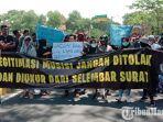 ratusan-pegiat-seni-dan-musisi-se-pamekasan-saat-melakukan-aksi.jpg