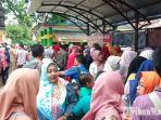ratusan-pengunjung-memadati-stan-penjual-durian.jpg