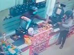 rekaman-cctv-perampokanalfamart.jpg