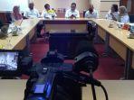 rektor-utm-dr-drs-ec-muh-syarif-mengkritisi-rencana-pemerintah-terkait-impor-garam.jpg