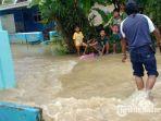 relawan-frpb-pamekasan-saat-mengecek-luapan-air-sungai-di-jalan-ronggosukowati-sabtu-26122020.jpg