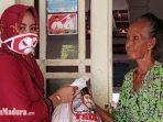 relawan-mh-said-abdullah-dan-achmad-fauzi-saat-memberikan-paket-sembako.jpg