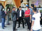 resepsi-pernikahan-di-bangkalan-yang-dibubarkan-oleh-polisi-karena-tak-mengantongi-izin.jpg
