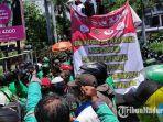 ribuan-driver-ojol-menggelar-unjuk-rasa-bertajuk-front-driver-online-tolak-aplikator-nakal-frontal.jpg