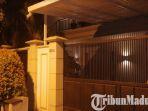 rumah-komisaris-bank-jatim-budi-setiawan-digeledah-komisi-pemberantasan-korupsi-kpk.jpg