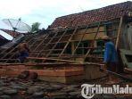 rumah-warga-di-kabupaten-situbondo-yang-rusak-diterjang-angin-puting-beliung.jpg