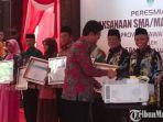 saiful-rachman-memberi-sertifikat-kepada-sekolah-sma-yang-hadir-pada-peresmian-double-track.jpg