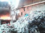 sampah-plastik-impor-yang-digunakan-pabrik-tahu.jpg