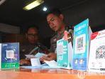 satlantas-polrestabes-surabaya-memeriksa-kelengkapan-berkas-pembayaran-perpanjangan-sim.jpg