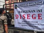 satpol-pp-kota-blitar-menyegel-room-dan-gerbang-di-karaoke-maxi-brillian.jpg