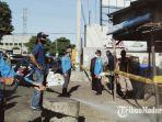 satpol-pp-kota-surabaya-memasang-garis-polisi-pamong-praja-di-pasar-simo-surabaya.jpg