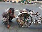 satpol-pp-pamekasan-membantu-tukang-becak-mengambil-sayur-yang-tumpah.jpg