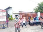 sebagian-karyawan-pt-tanjung-odi-sumenep-keluar-dari-pabrik-karena-menolak-rapid-test.jpg