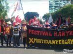 sebuah-spanduk-bertuliskan-festival-rakyat.jpg