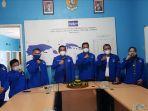 segenap-pengurus-dpc-demokrat-sumenep-menggelar-pemotongan-tumpeng.jpg