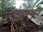 sejumlah-bangunan-di-bondowoso-rusak-akibat-diterjang-angin-puting-beliung-minggu-25102020.jpg