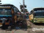 sejumlah-bus-yang-terparkir-di-terminal-sampang-sabtu-1152019.jpg