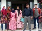 sejumlah-kpm-di-depan-gedung-kejaksaan-negeri-sampang.jpg