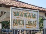 sejumlah-warga-saat-mengunjungi-makam-panji-laras.jpg