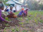 sekelompok-warga-desa-kombang-membersihkan-rumput-liar.jpg