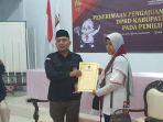 sekretaris-psi-pamekasan-ida-saat-menyerahkan-berkas-pengajuan-bacaleg.jpg