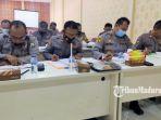 seratus-lebih-personil-kepolisian-kabupaten-sampang-menjalankan-tes-psikologi.jpg