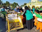 siswa-sdi-nurul-bayan-bagikan-nasi-kotak-ke-tukang-becak-di-sumenep.jpg