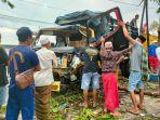 sopir-truk-seruduk-taman.jpg