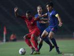 striker-timnas-u-22-indonesia-marinus-wanewar-ditempel-kapten-thailand-di-final-piala-aff.jpg