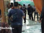 suasana-islamic-centre-pasca-kongres-hmi-di-surabaya-ricuh-2332021-malam.jpg