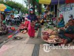 suasana-para-pedagang-kaki-lima-pkl-yang-berjualan-di-sepanjang-jalan-raya-kabupaten.jpg