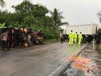 suasana-pasca-tabrakan-dua-truk-di-jalan-trans-kalimantan-kilometer-4-kabupaten-kapuas.jpg