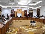suasana-rapat-bersama-gubernur-jatim-yang-dihadiri-tri-rismaharini.jpg